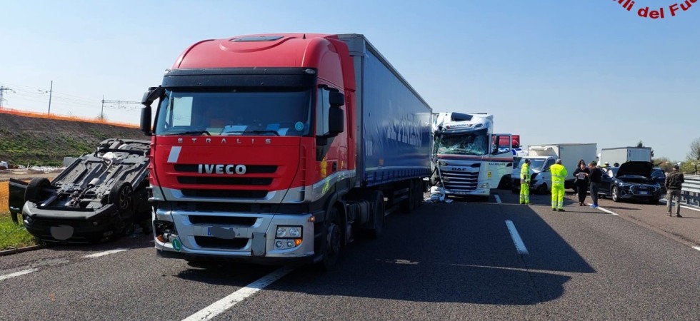 Maxi-schianto in autostrada: tre i feriti, coinvolti due camion, un furgone e tre auto